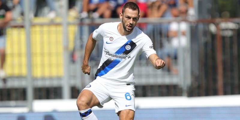 cau-thu-bong-da-stefan-de-vrij-hanh-trinh-tu-tai-nang-tre-den-huyen-thoai-san-co-3254